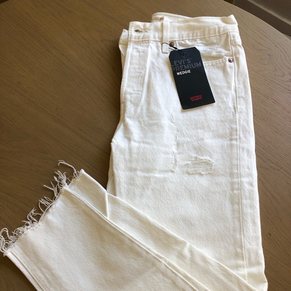 While Levi’s size 29 never been worn